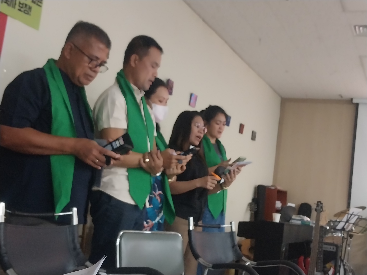 필리핀인들의 평화중창.jpg