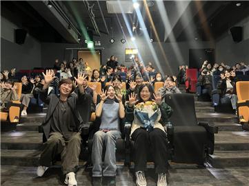 3.제10회 부산여성영화제 관람객들과의 사진.jpg