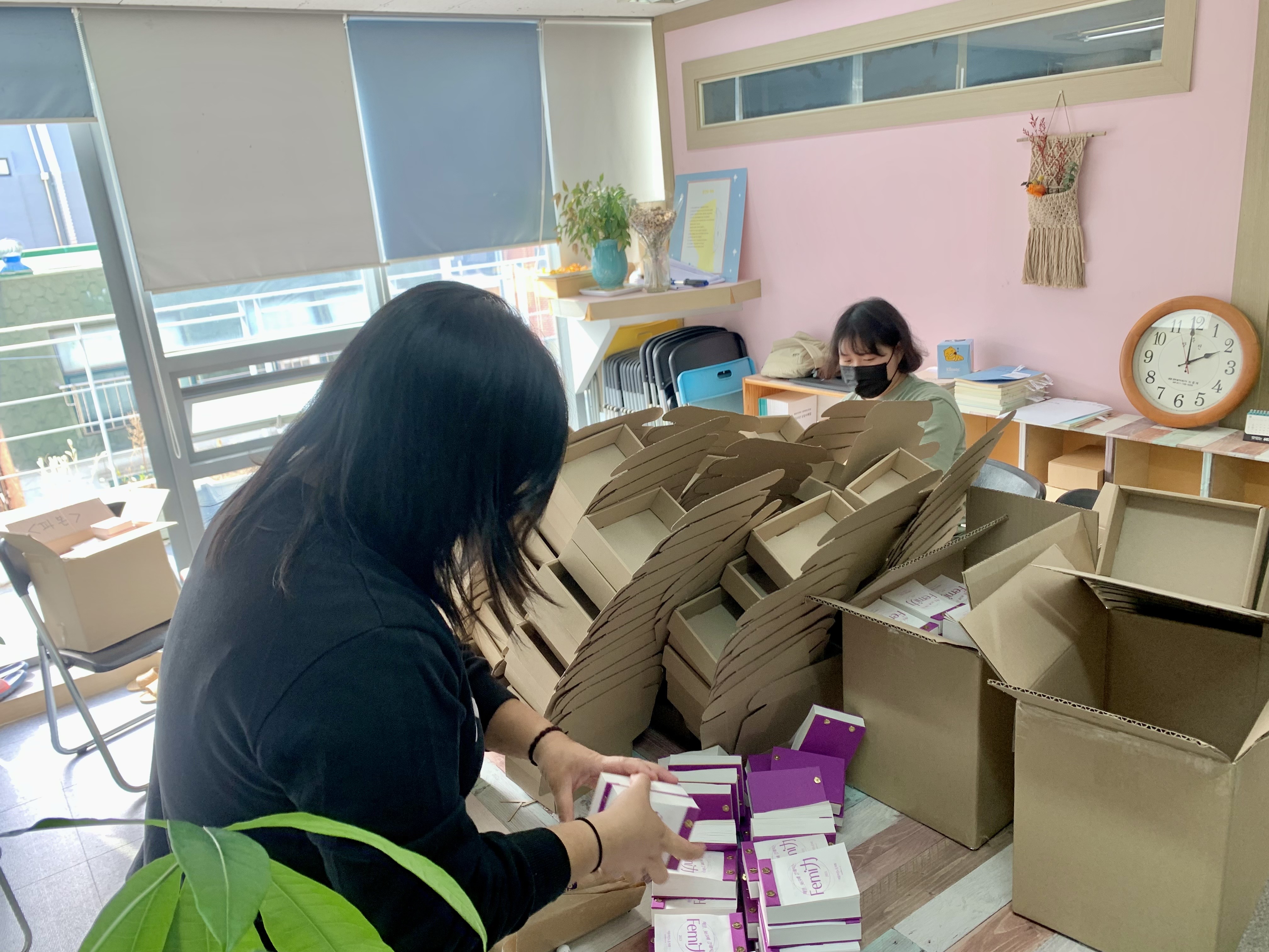 1026 페미력 배송을 위한 포장작업.jpg