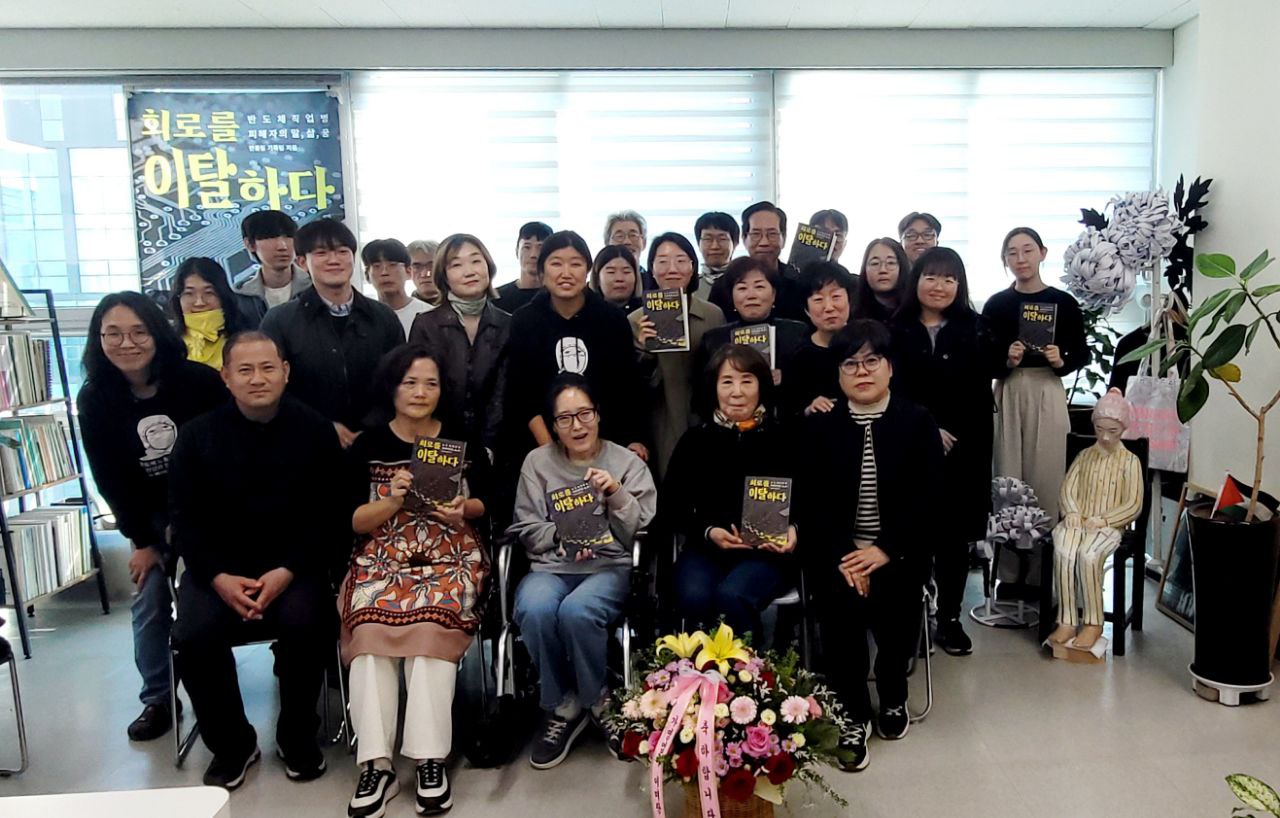 출간기념회 단체사진.jpg