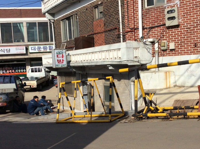 점심식사후 거리에서 쉬고있는 노동자(김포 월곶).jpg