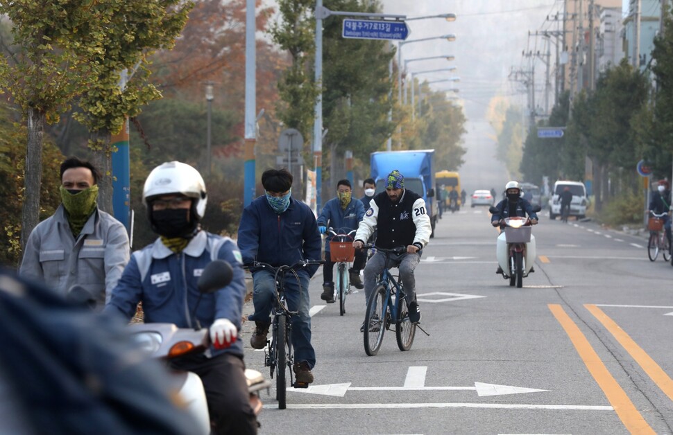 전남 영암군 대불국가산업단지 주거단지에서 오토바이와 자전거를 타고 출근하는 외국인녿동자.jpg