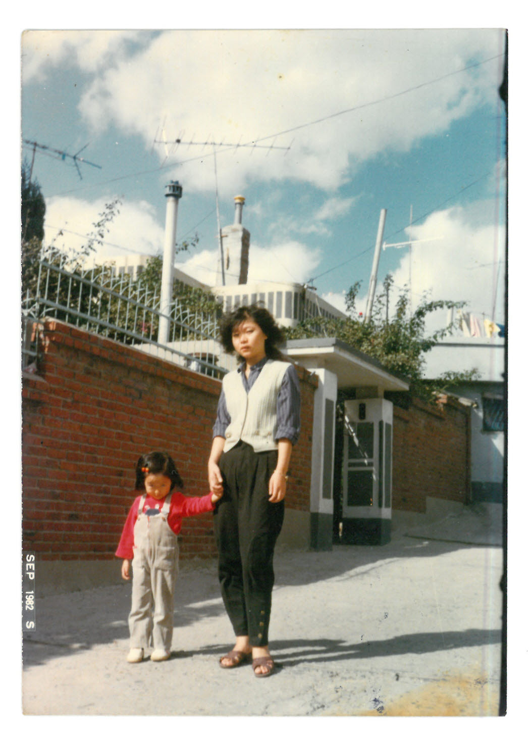 김수자_용현동 7교회 앞 (1982).jpg