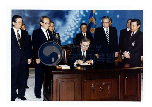 30 노태우 대통령 남북기본합의서 및 한반도 비핵화 선언 서명 장면. 국가기록원 자료_page-0001.jpg