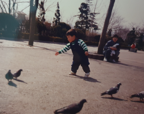 19910504_아이가 3살 때 수봉공원에서 비둘기랑 놀기_최을순.png