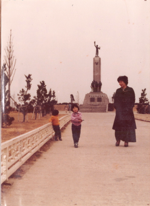 1982_인천지구전적비앞_장민제 (3).jpg